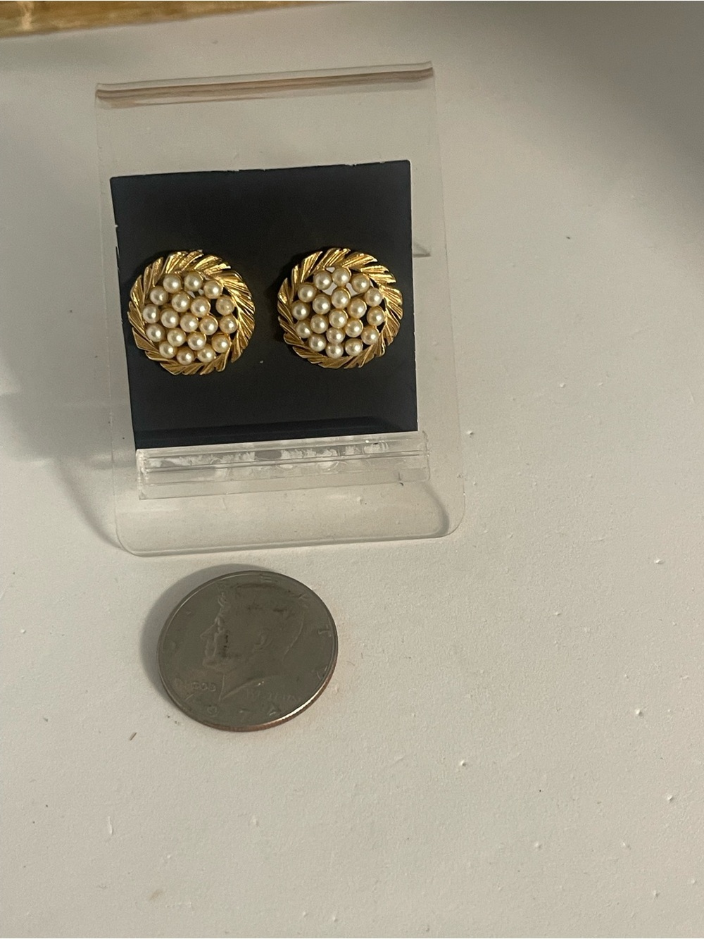 Vintage Lisner Gold Pearl Cluster Button skrew on Earrings - Classic